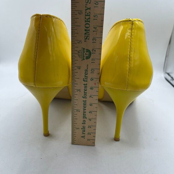 Yellow Patent Leather Scalloped Heels. 7.5 - Picture 4 of 7